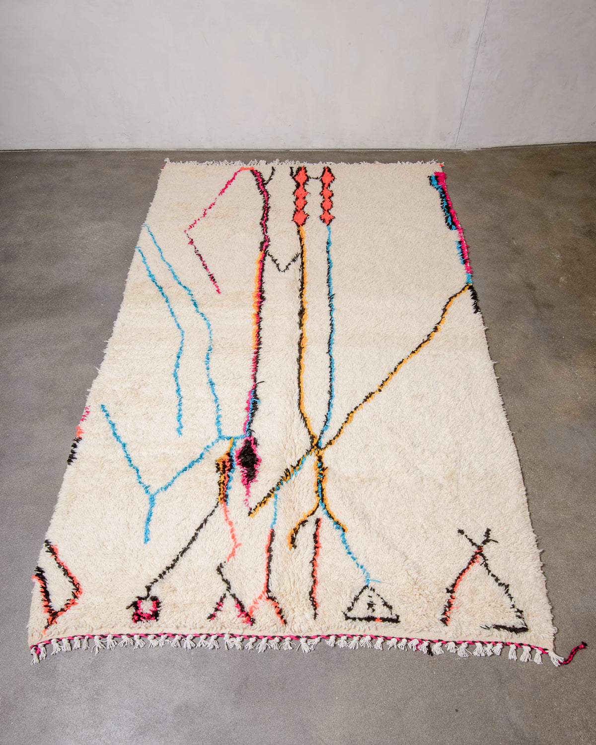 Modern designer handcrafted Berber rug from Morocco. Azilal rug with beautiful colours and patterns. Made of sheep’s wool and cotton.